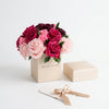 Caja de rosas La Mini Blanca Floral Design 3 de BELLE FLEUR ECUADOR, con diseño floral y flores blancas en una elegante caja.