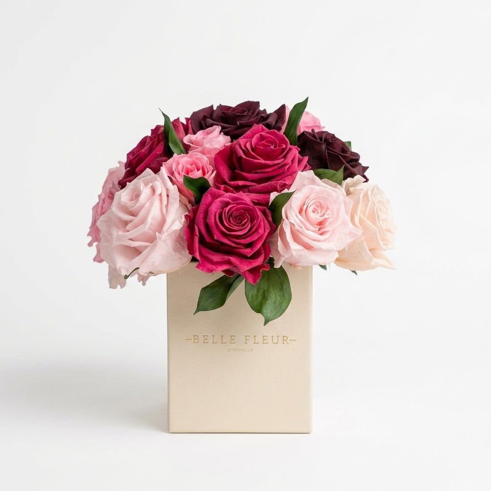 Cajas de rosas La Mini Blanca Floral Design 3 de BELLE FLEUR ECUADOR, con elegantes flores blancas y diseño floral.