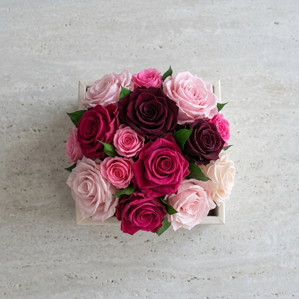 Caja de rosas La Mini Blanca Floral Design 3 de BELLE FLEUR ECUADOR, con rosas blancas decoradas con diseño floral.