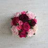 Caja de rosas La Mini Blanca Floral Design 3 de BELLE FLEUR ECUADOR, con rosas blancas decoradas con diseño floral.