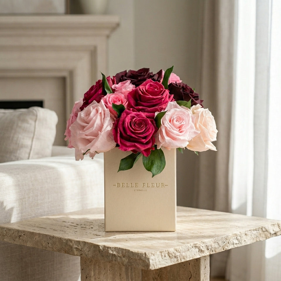 Caja de rosas La Mini Blanca Floral Design 3 de BELLE FLEUR ECUADOR con diseño floral en tonos blancos y verdes.