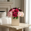 Caja de rosas La Mini Blanca Floral Design 3 de BELLE FLEUR ECUADOR con diseño floral en tonos blancos y verdes.