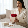 Caja de rosas mini blancas La Mini Blanca RED de BELLE FLEUR ECUADOR en una sesión de fotos.