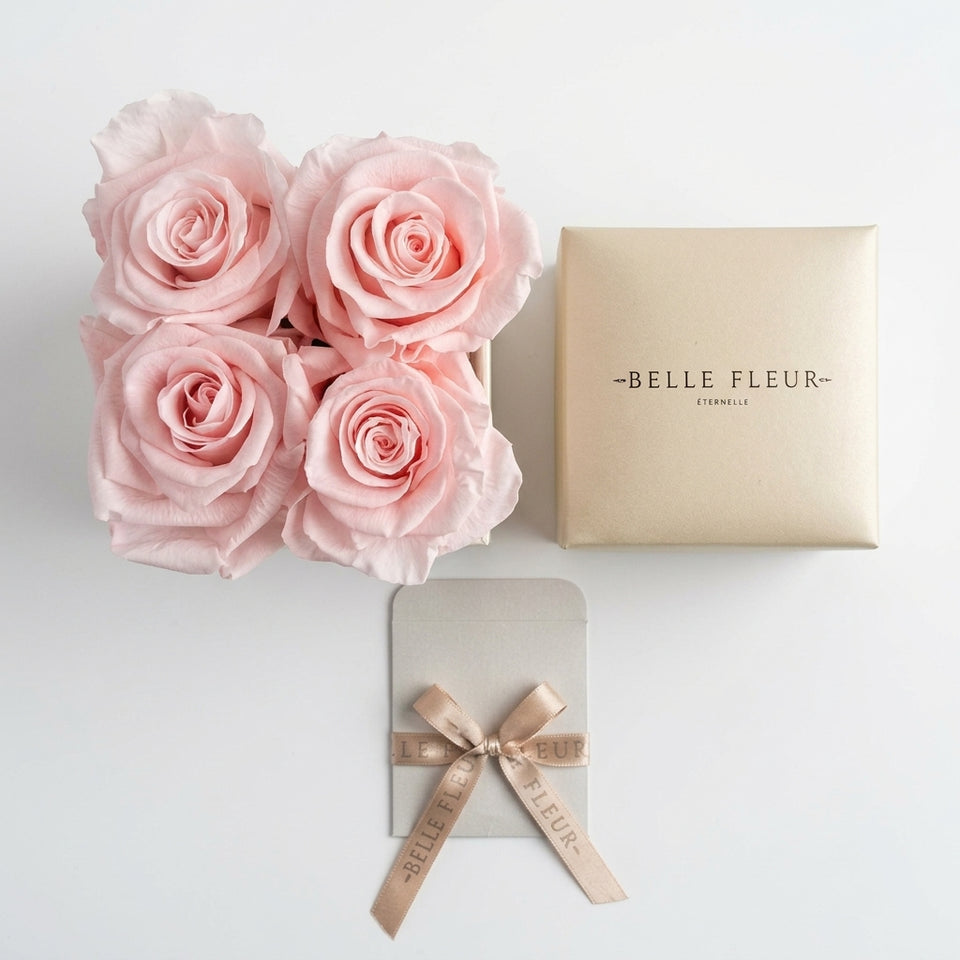 Cajas de rosas La Mini Blanca PINK de BELLE FLEUR ECUADOR, con flores blancas y rosas en una elegante caja decorativa.