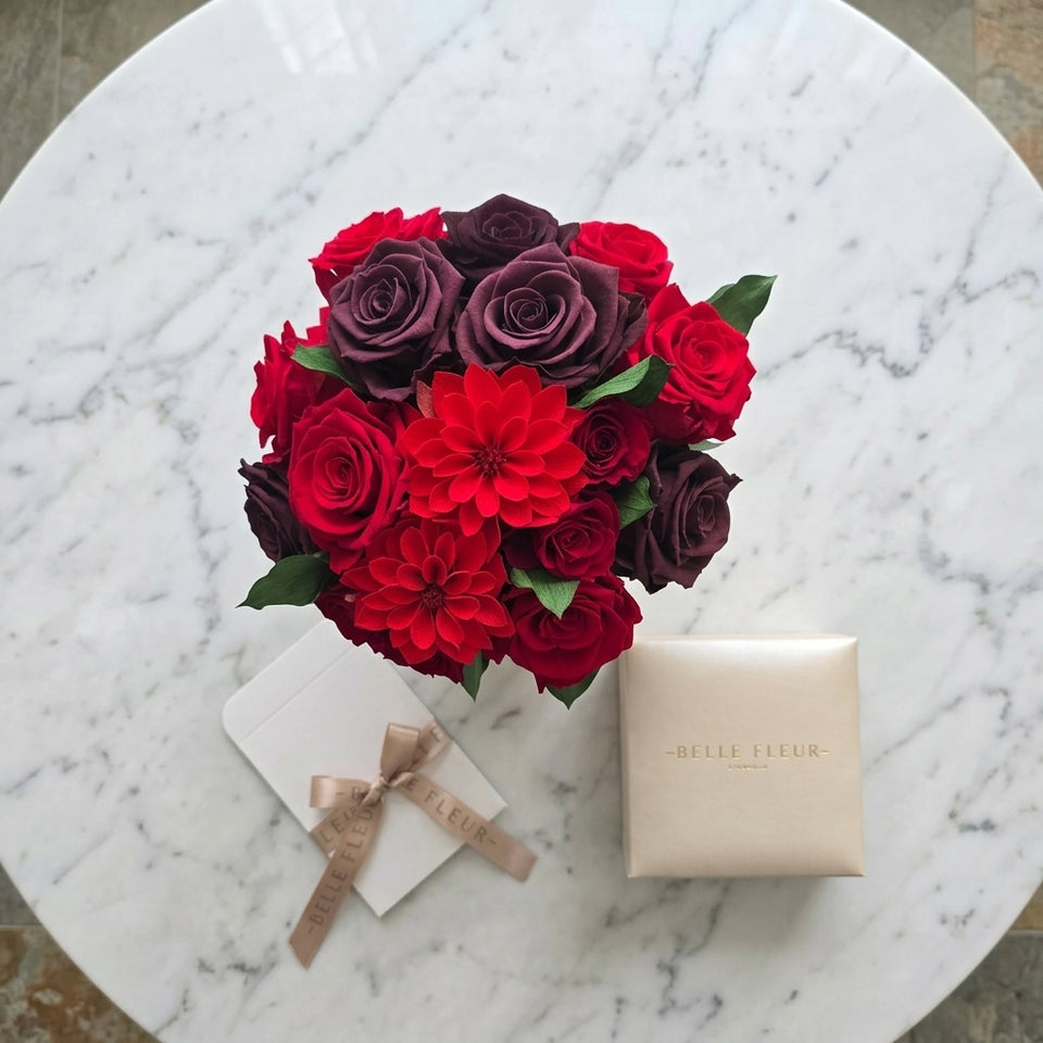 Caja de rosas blancas con diseño floral de dalias de la marca BELLE FLEUR ECUADOR, ideal para regalos o decoración floral.