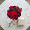 Caja de rosas blancas con diseño floral de dalias de la marca BELLE FLEUR ECUADOR, ideal para regalos o decoración floral.