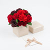 Cajas de rosas La Mini Blanca Floral Design Dalias de BELLE FLEUR ECUADOR con rosas blancas y diseño floral.