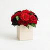 Cajas de rosas La Mini Blanca Floral Design Dalias de BELLE FLEUR ECUADOR con flores blancas y diseño floral elegante.