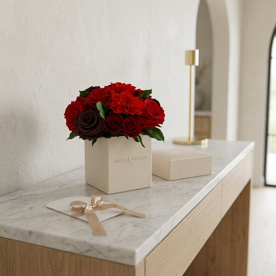 Cajas de rosas La Mini Blanca Floral Design Dalias de BELLE FLEUR ECUADOR con flores blancas y diseño floral elegante.