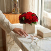 Cajas de rosas La Mini Blanca Floral Design Dalias de BELLE FLEUR ECUADOR con flores blancas y diseño floral elegante.