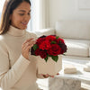 Cajas de rosas La Mini Blanca Floral Design Dalias de BELLE FLEUR ECUADOR con elegantes flores blancas y diseño floral.