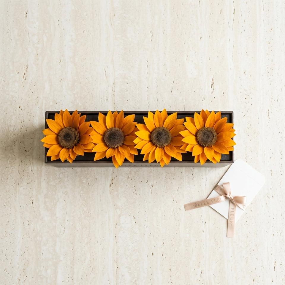 Ramo de flores de girasoles rectangulares de la marca BELLE FLEUR ECUADOR, con flores amarillas y hojas verdes decorativas