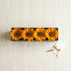 Ramo de flores de girasoles rectangulares de la marca BELLE FLEUR ECUADOR, con flores amarillas y hojas verdes decorativas
