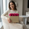 Cajas de rosas La Midi d'Or PINK de BELLE FLEUR ECUADOR con rosas rosadas en interior elegante.