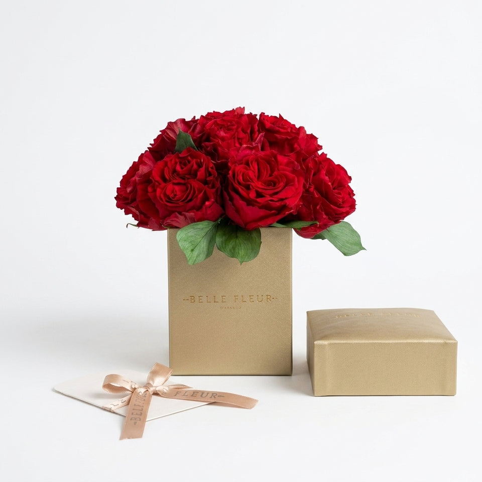 Cajas de rosas La Mini Dorada Rose du Jardin de BELLE FLEUR ECUADOR con rosas doradas y elegantes en una caja decorativa.