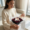 Cajas de rosas La Midi Negra Violeta de BELLE FLEUR ECUADOR, con flores frescas y elegantes en un diseño compacto y moderno.