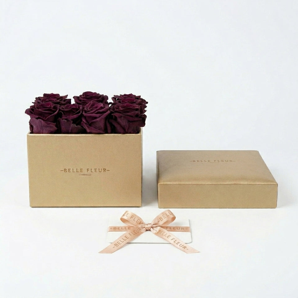 Cajas de rosas La Midi Dorada Violeta de BELLE FLEUR ECUADOR, con flores en tonos morados y detalles elegantes en la caja.