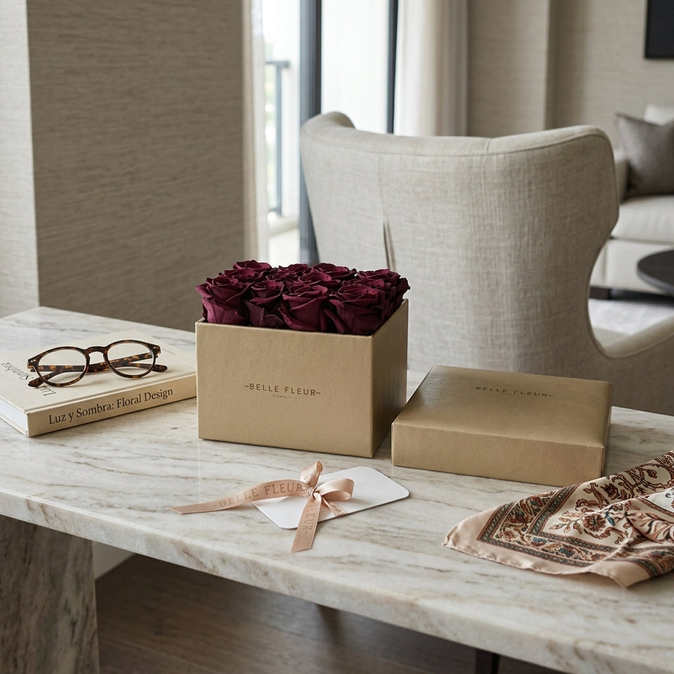Cajas de rosas La Midi Dorada Violeta de BELLE FLEUR ECUADOR, con diseño elegante y flores frescas en tonos violeta y dorado.
