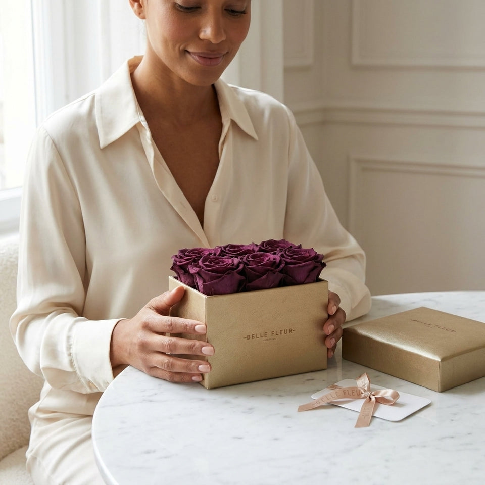 Cajas de rosas La Midi Dorada Violeta de BELLE FLEUR ECUADOR, con flores frescas y elegantes en un diseño delicado.