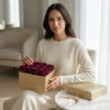 Cajas de rosas La Midi Dorada Violeta de BELLE FLEUR ECUADOR, con flores decorativas en tonos violetas y dorados.