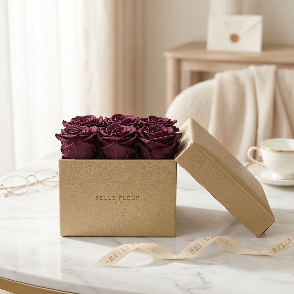 Cajas de rosas La Midi Dorada Violeta de BELLE FLEUR ECUADOR, con flores en tonos morados y detalle en la caja
