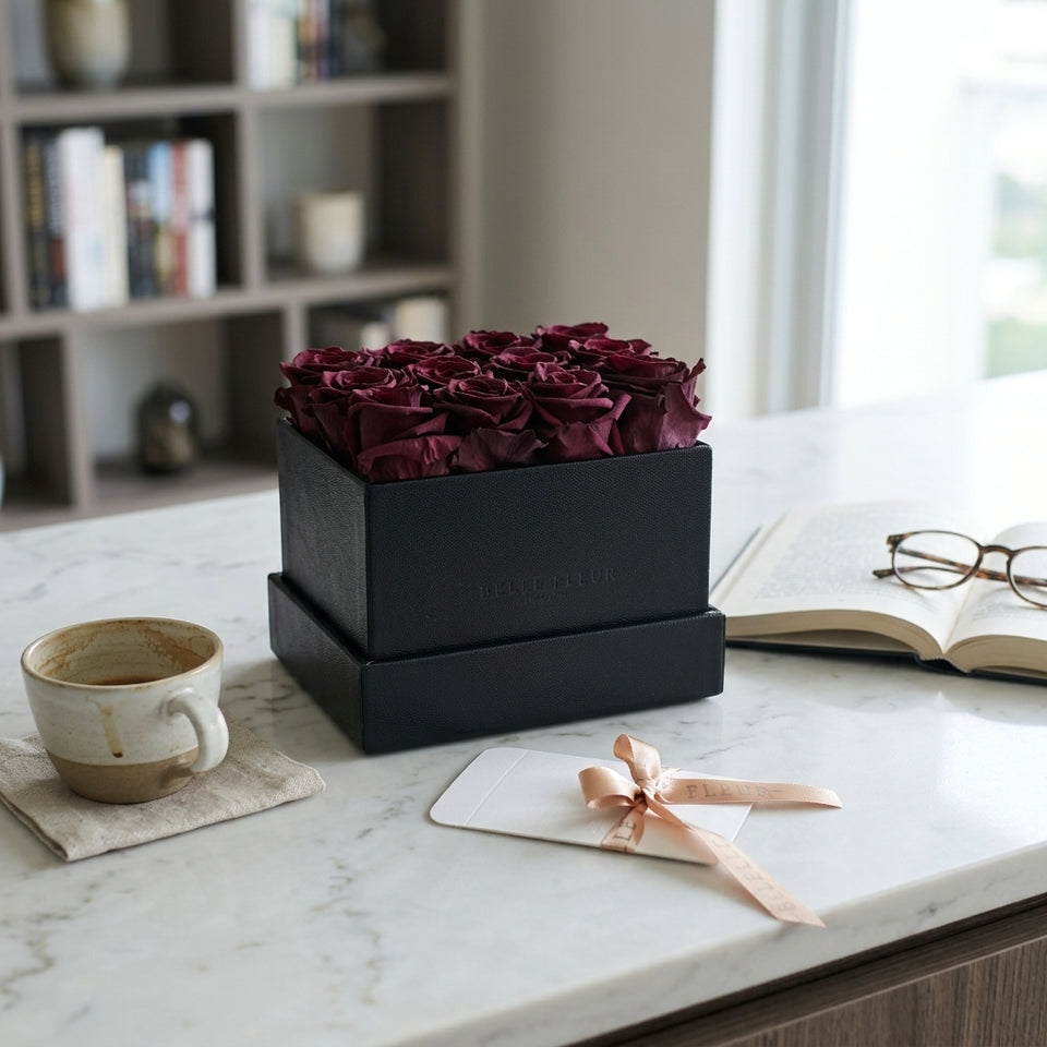 Cajas de rosas La Midi Negra Violeta de BELLE FLEUR ECUADOR, con presentación elegante y flores frescas en la caja.