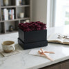 Cajas de rosas La Midi Negra Violeta de BELLE FLEUR ECUADOR, con presentación elegante y flores frescas en la caja.