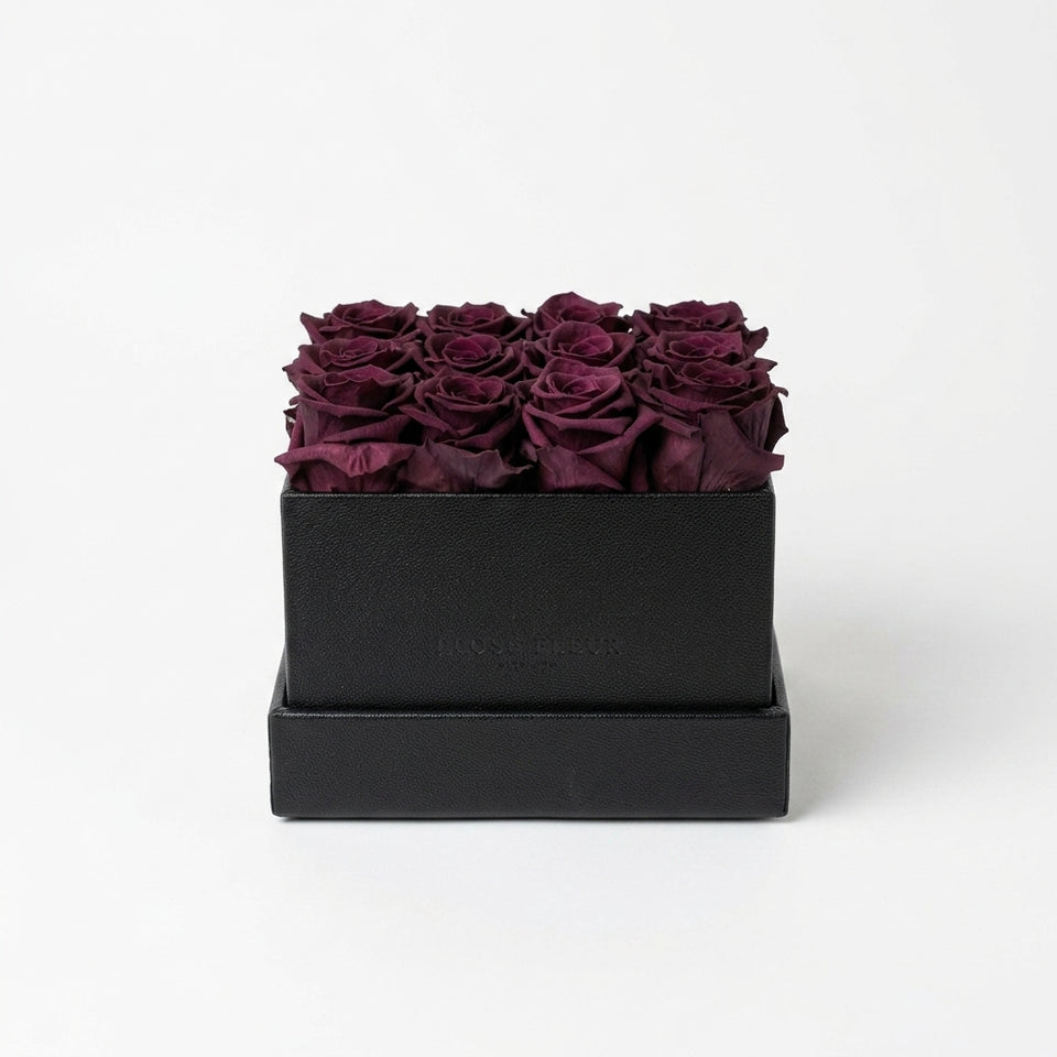 Cajas de rosas La Midi Negra Violeta de BELLE FLEUR ECUADOR con flores en tonos violeta y negro en una elegante presentación.