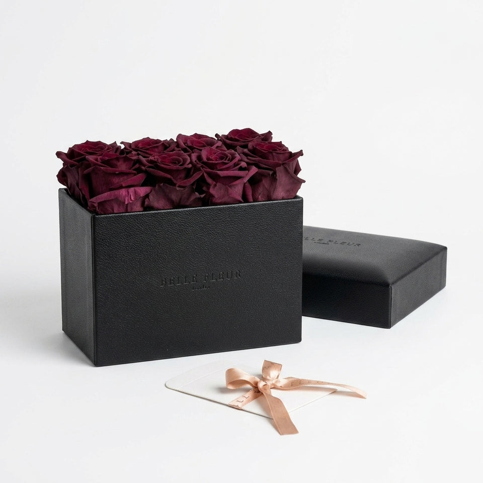 Cajas de rosas La Midi Negra Violeta de BELLE FLEUR ECUADOR con flores frescas y elegantes en la imagen.