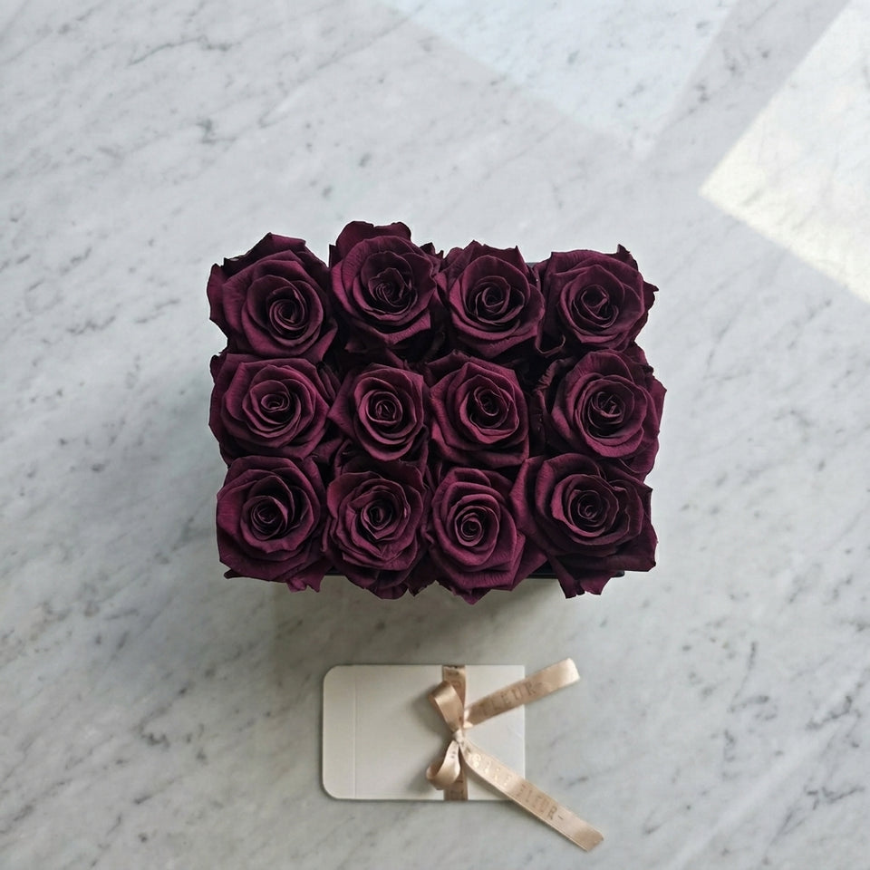 Cajas de rosas La Midi Negra Violeta de BELLE FLEUR ECUADOR con flores frescas y elegantes en tonos violetas y negros.