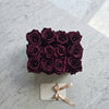 Cajas de rosas La Midi Negra Violeta de BELLE FLEUR ECUADOR con flores frescas y elegantes en tonos violetas y negros.