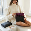 Cajas de rosas La Midi Negra Violeta de BELLE FLEUR ECUADOR, con flores en tonos violetas y negras en una presentación elegante