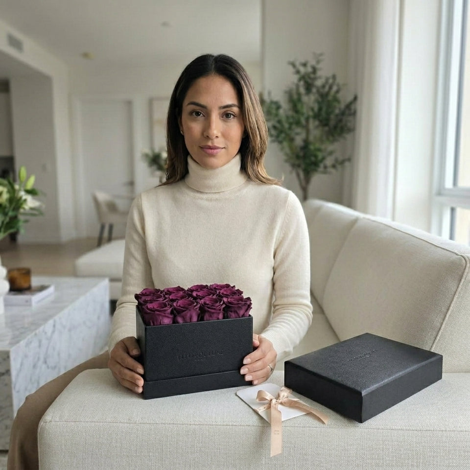 Caja de rosas La Midi Negra Violeta de BELLE FLEUR ECUADOR, elegante presentación de flores en caja decorativa.