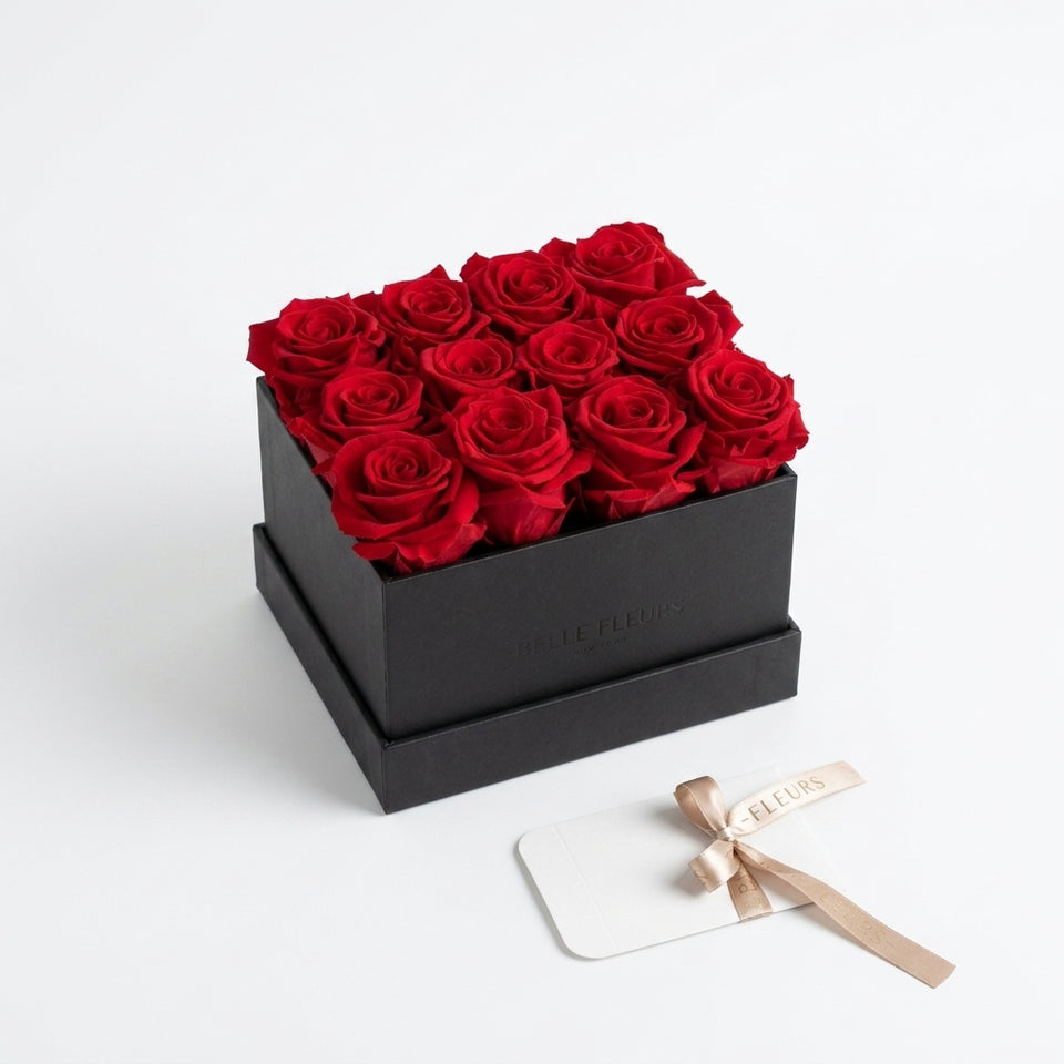 Cajas de rosas La Midi Negra Rojo de BELLE FLEUR ECUADOR, presentación elegante con flores rojas en caja negra.