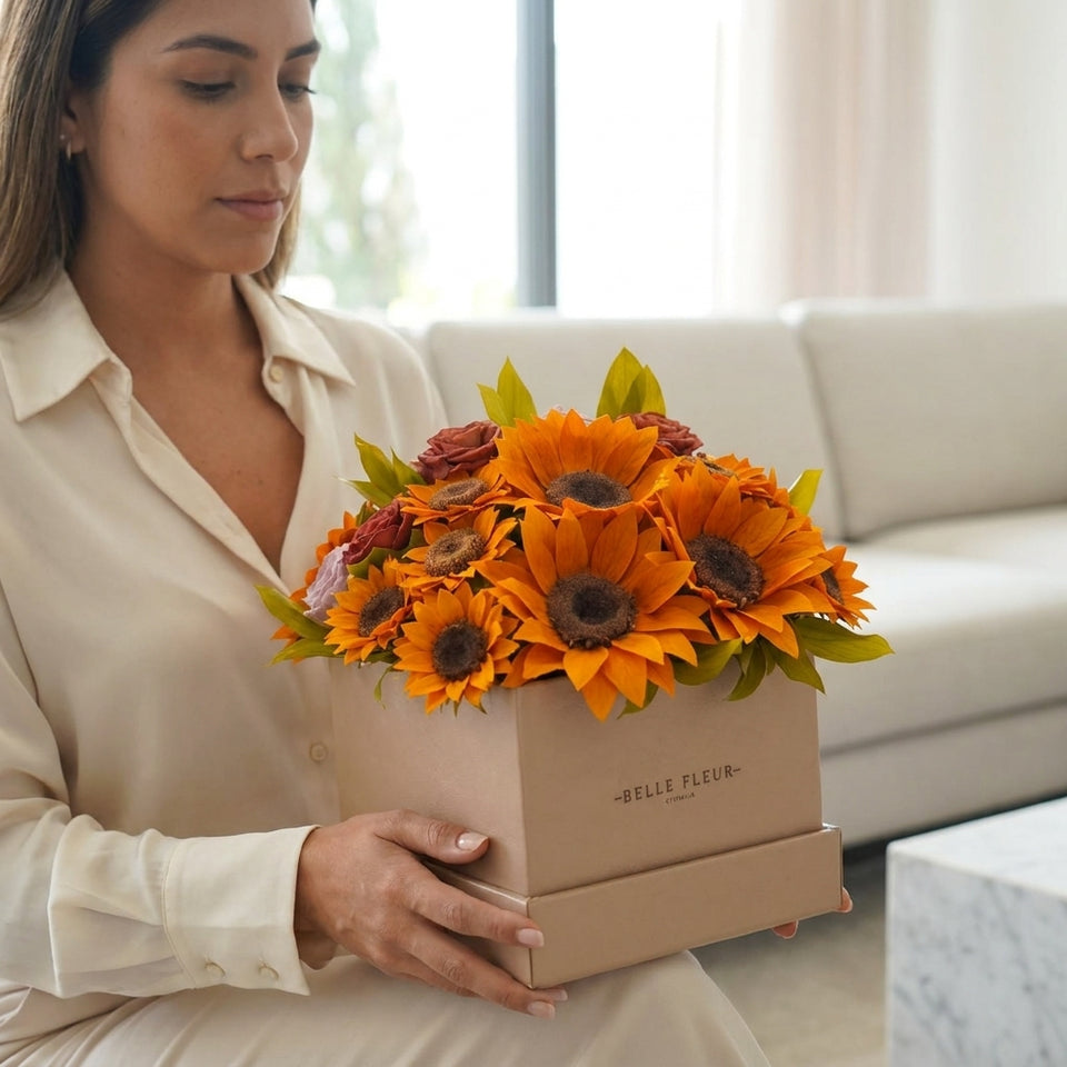 Cajas de rosas La Midi Floral Design Tournesol de BELLE FLEUR ECUADOR con flores frescas y vibrantes en una elegante presentación.