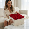Cajas de rosas blancas perladas La Maxime Quarante et Neuf de BELLE FLEUR ECUADOR, con elegantes empaques para regalos.