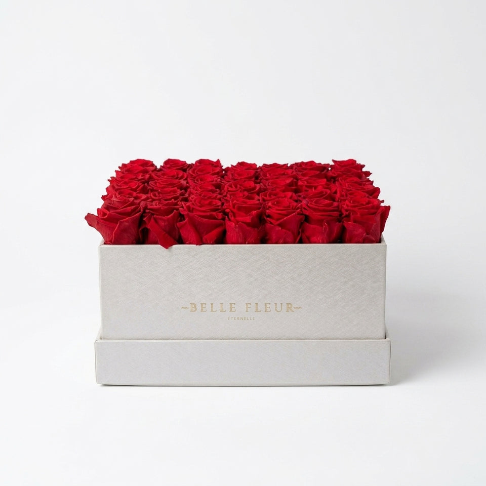 Cajas de rosas blancas perladas La Maxime Quarante et Neuf de BELLE FLEUR ECUADOR, con rosas delicadas y elegantes en la caja.