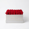 Cajas de rosas blancas perladas La Maxime Quarante et Neuf de BELLE FLEUR ECUADOR, con rosas delicadas y elegantes en la caja.