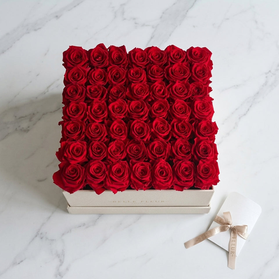 Cajas de rosas blancas perladas La Maxime Quarante et Neuf de BELLE FLEUR ECUADOR, con detalles elegantes en la imagen.