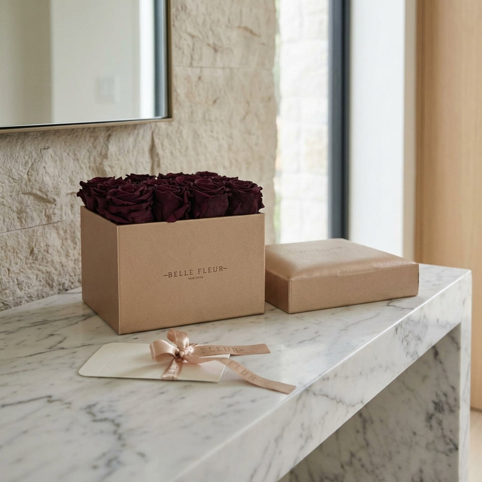 Cajas de rosas La Midi Gold Rose Morado de BELLE FLEUR ECUADOR con flores moradas y detalles dorados en una caja elegante