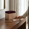 Caja de rosas La Midi Gold Rose Morado de BELLE FLEUR ECUADOR, con flores moradas y detalles elegantes en la caja.