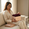 Cajas de rosas La Midi Gold Rose Morado de BELLE FLEUR ECUADOR, con rosas moradas y detalles elegantes, en una presentación sofisticada.