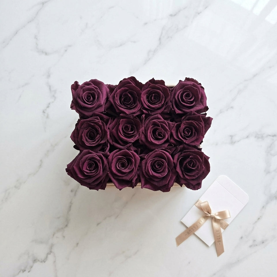 Cajas de rosas La Midi Gold Rose Morado de BELLE FLEUR ECUADOR, con hermosas rosas moradas en elegante caja decorativa