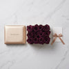 Caja de rosas La Midi Gold Rose Morado de BELLE FLEUR ECUADOR, con flores moradas en elegante caja de rosas.