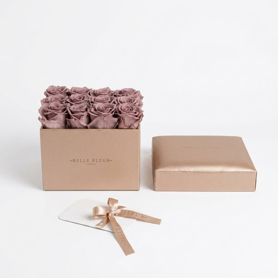 Cajas de rosas La Midi Gold Rose Nude de BELLE FLEUR ECUADOR, con flores en tonos dorados y nude, en una elegante presentación.