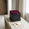Caja de rosas La Grand Negra Morado de BELLE FLEUR ECUADOR, con rosas moradas en una elegante caja de flores.