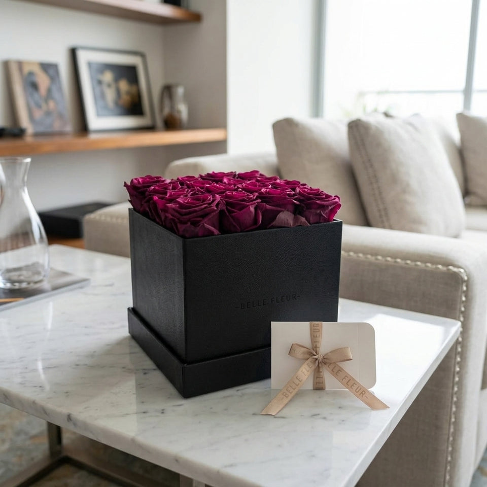 Cajas de rosas La Grand Negra Morado de BELLE FLEUR ECUADOR, con flores moradas en una elegante caja de rosas.