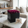 Cajas de rosas La Grand Negra Morado de BELLE FLEUR ECUADOR, con flores moradas en una elegante caja de rosas.