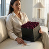 Caja de rosas La Grand Negra Morado de BELLE FLEUR ECUADOR, con elegantes flores moradas en una caja decorativa.