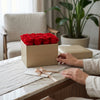 Cajas de rosas La Midi Dorada Rojo de BELLE FLEUR ECUADOR, con elegantes rosas rojas en una caja decorativa.